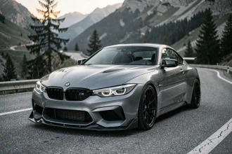 BMW CSL vue de trois quarts avant sur une route alpine, finition Frozen M et arches en fibre de carbone