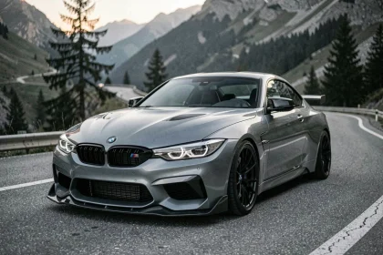 BMW CSL vue de trois quarts avant sur une route alpine, finition Frozen M et arches en fibre de carbone