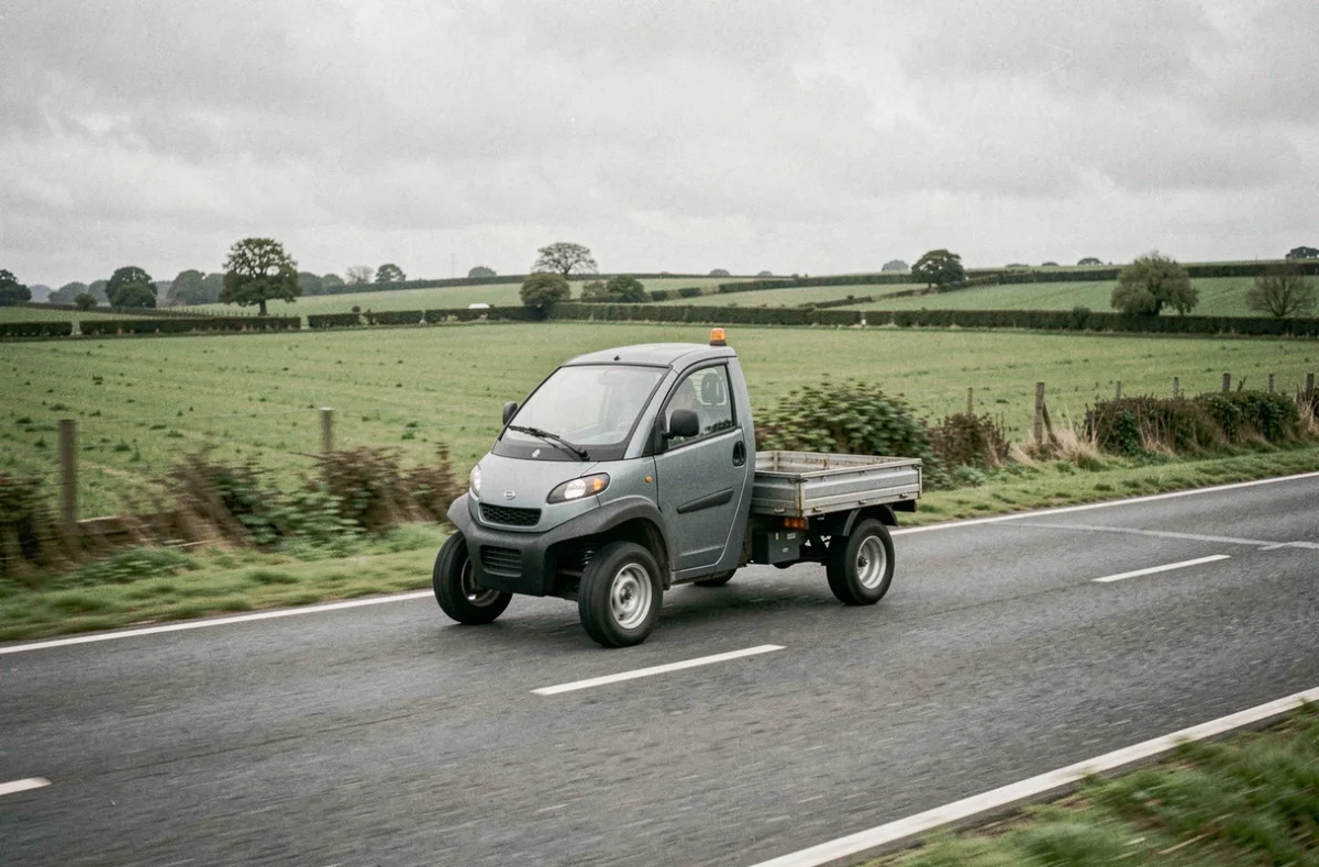 Quadricycle lourd 4 places en circulation sur une route rurale, mobilité alternative à la campagne